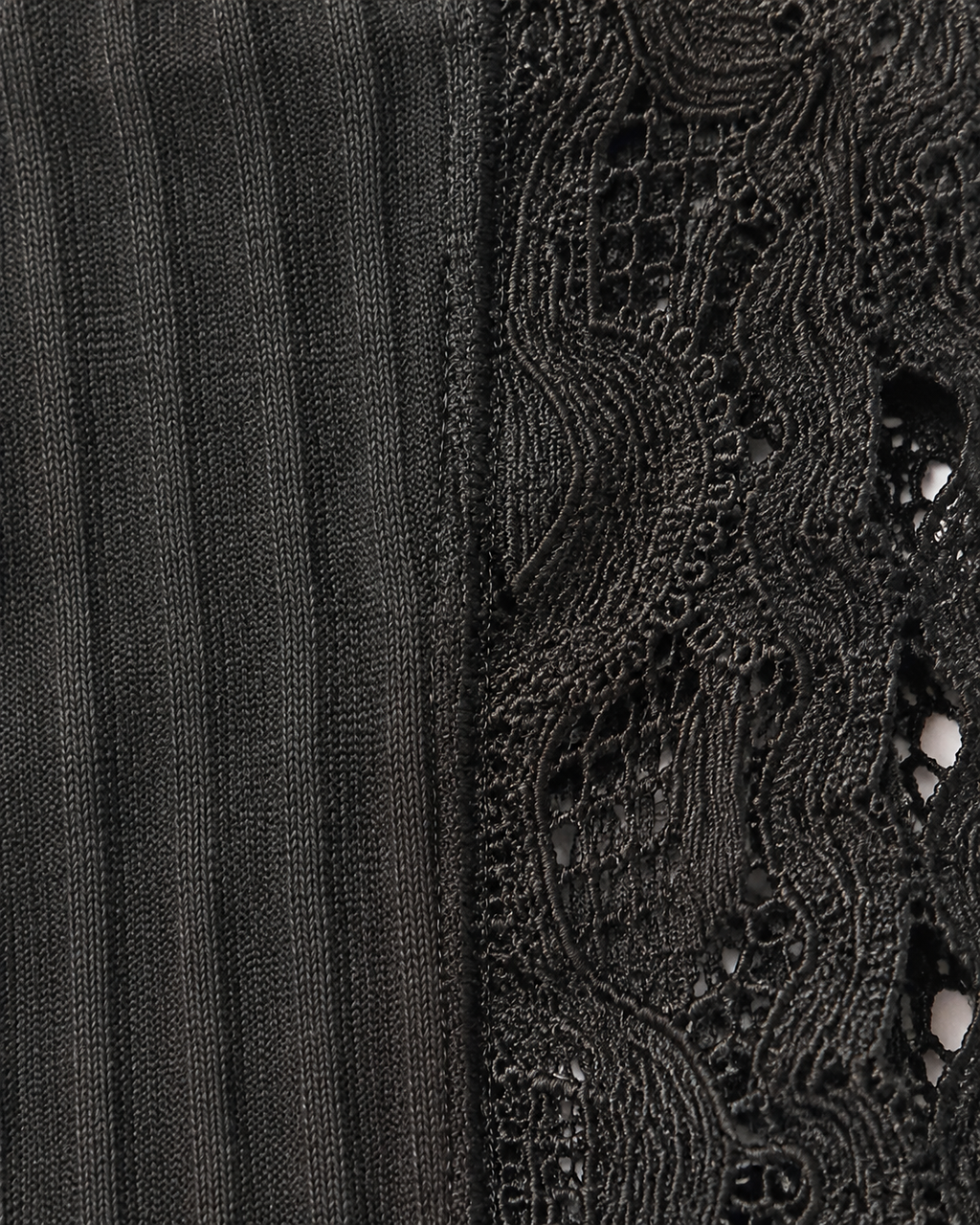 Blusa Escote Cruzado con Encaje Negro