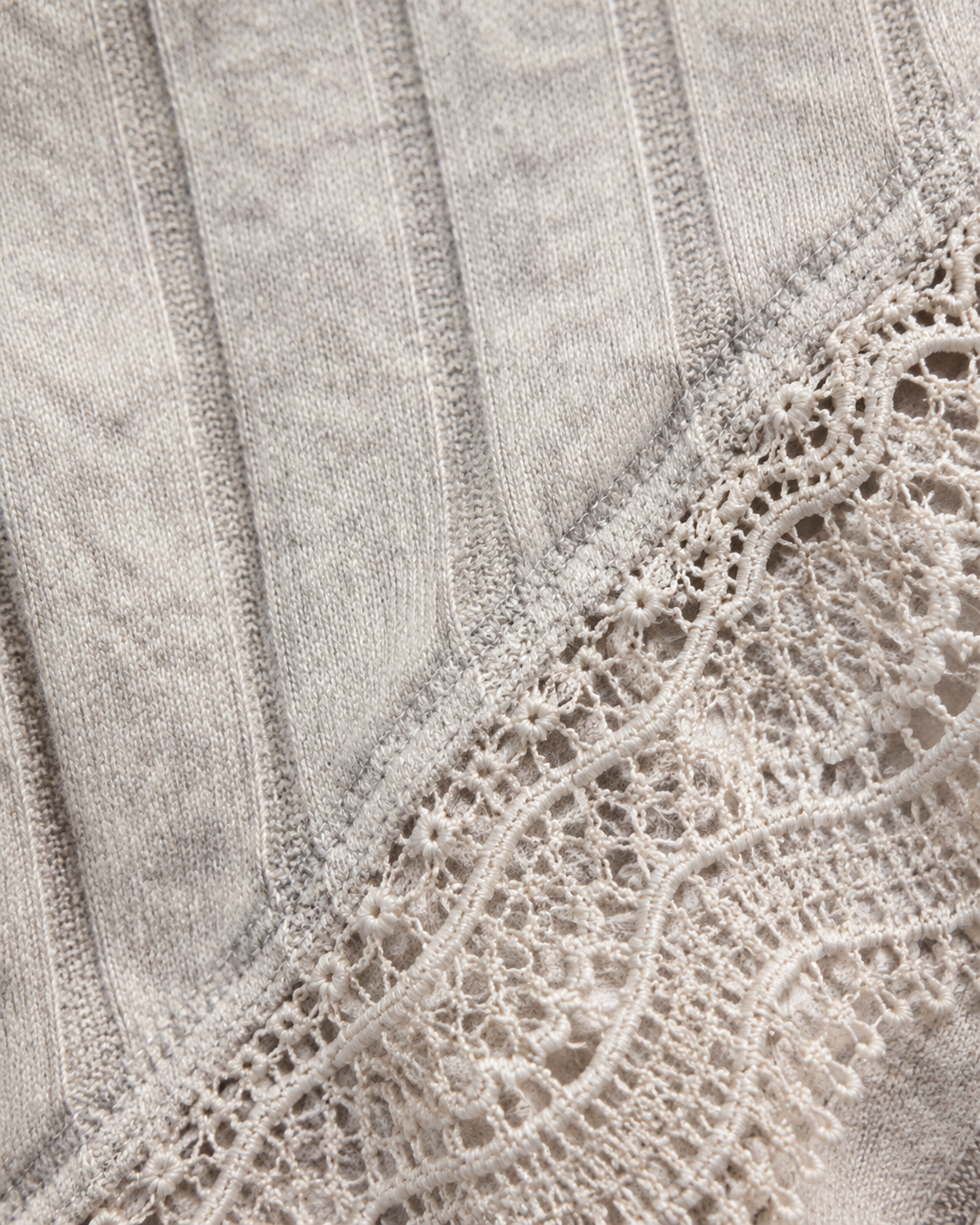 Blusa Escote Cruzado con Encaje Gris Perla
