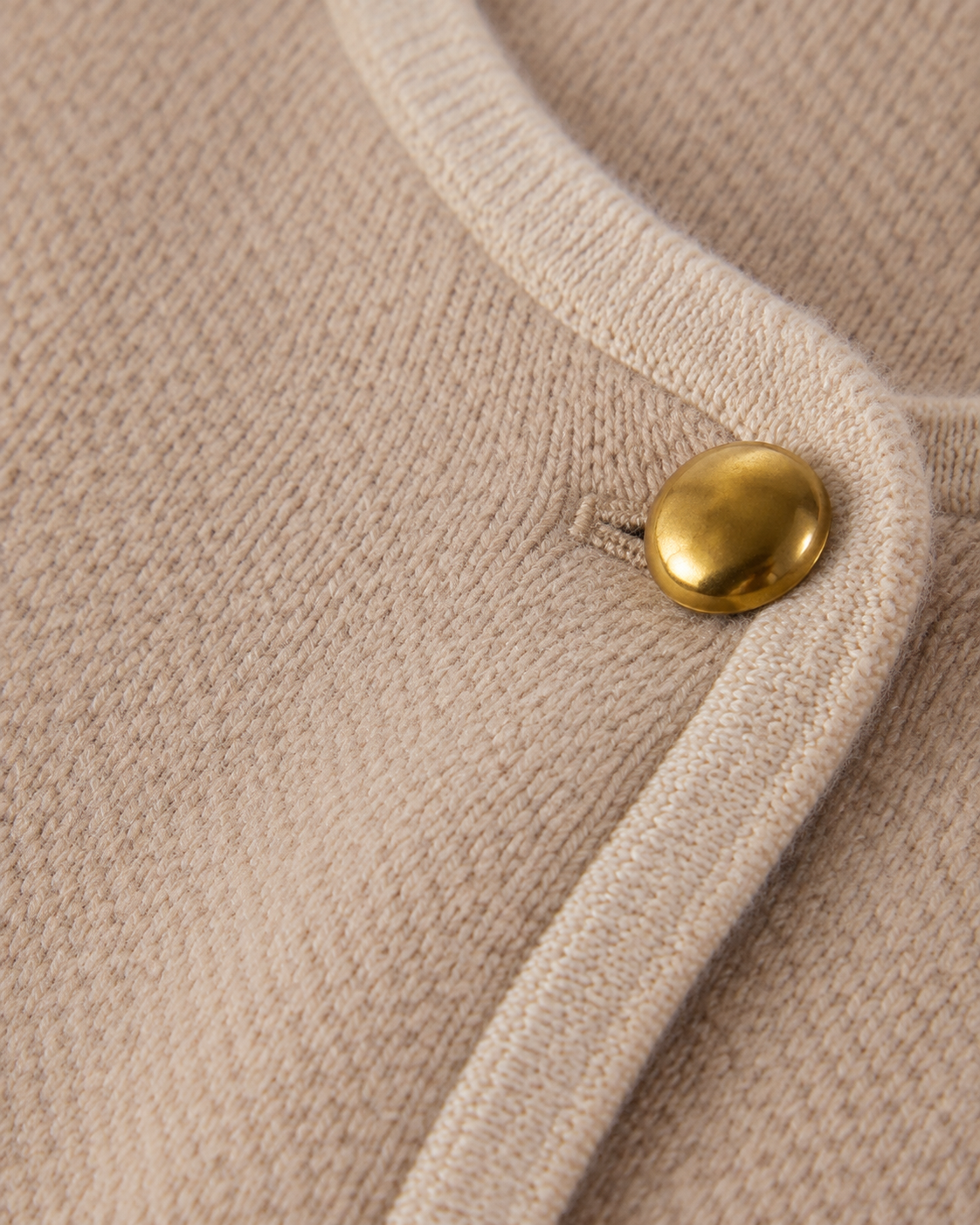 Chaqueta Bouclé Beige Arena con Botones Dorados